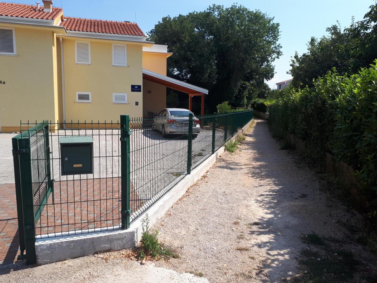 Apartment Betty Malinska Buitenkant foto