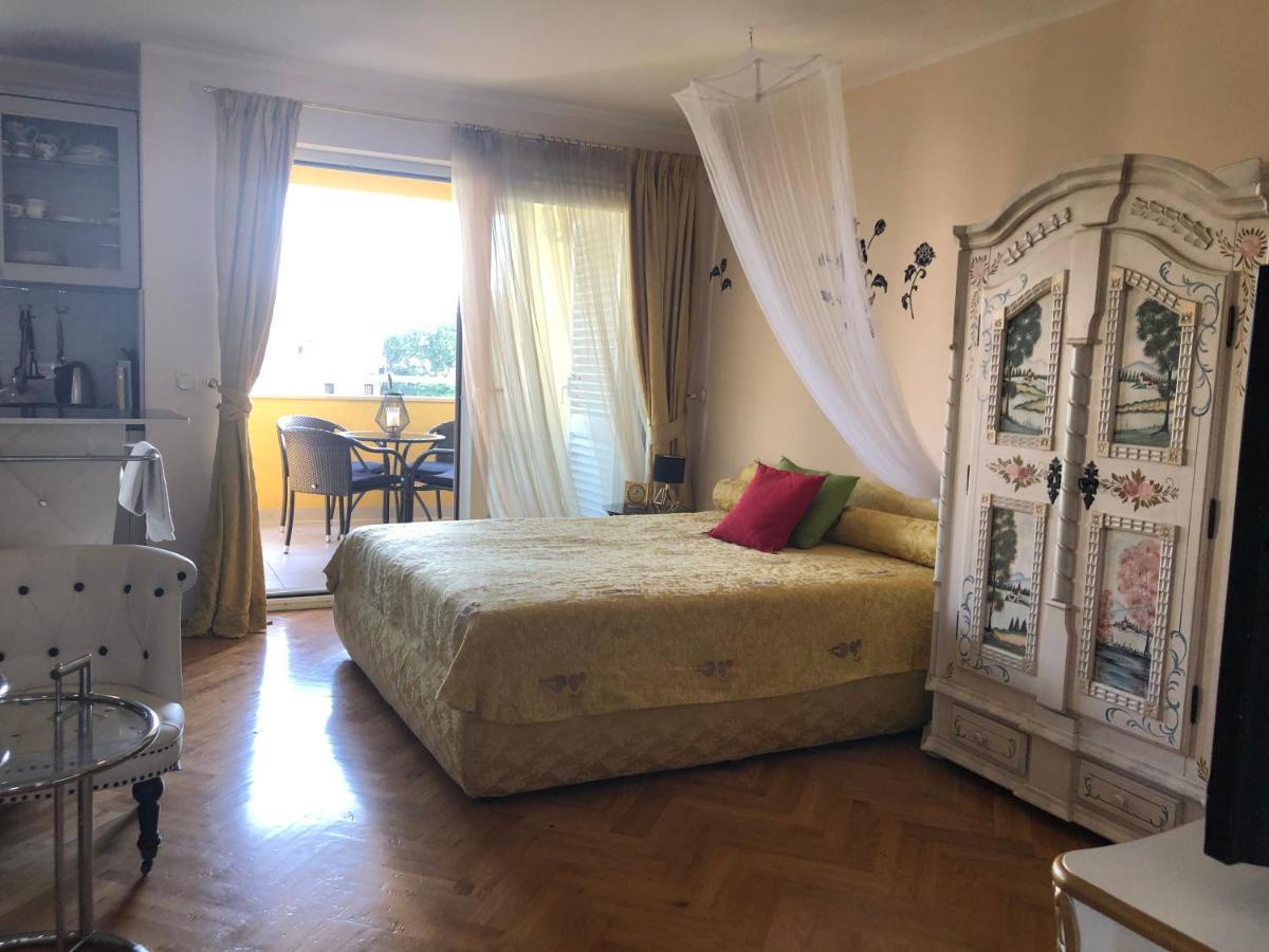 Apartment Betty Malinska Buitenkant foto