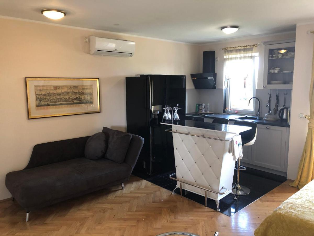 Apartment Betty Malinska Buitenkant foto