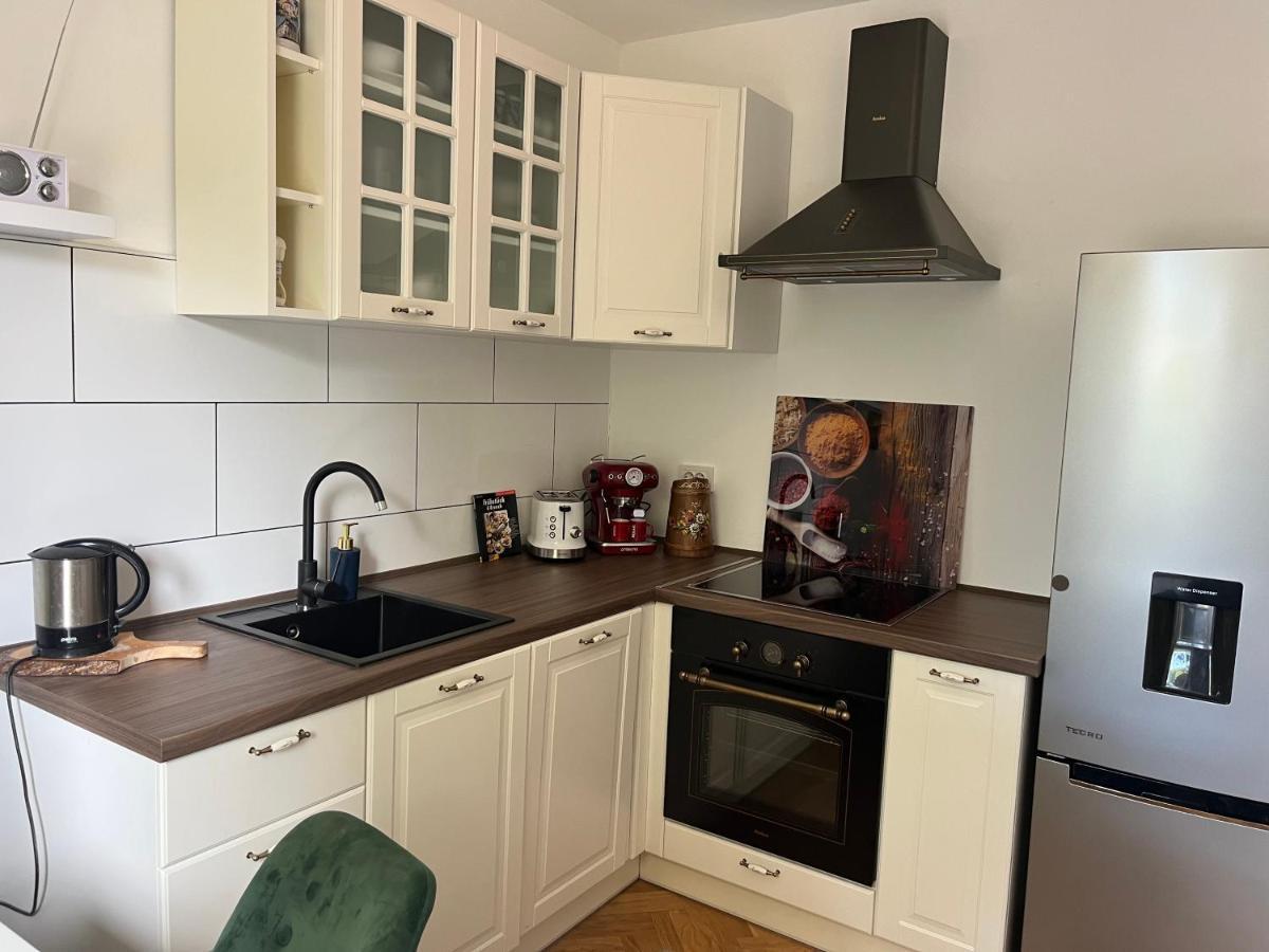 Apartment Betty Malinska Buitenkant foto